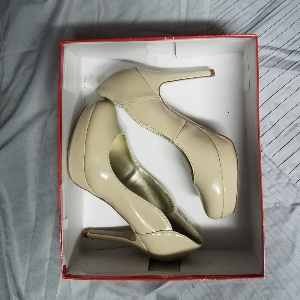 Guess in size 6.5